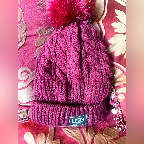 Womems Authentic UGH winter hat - Picture 2 of 4